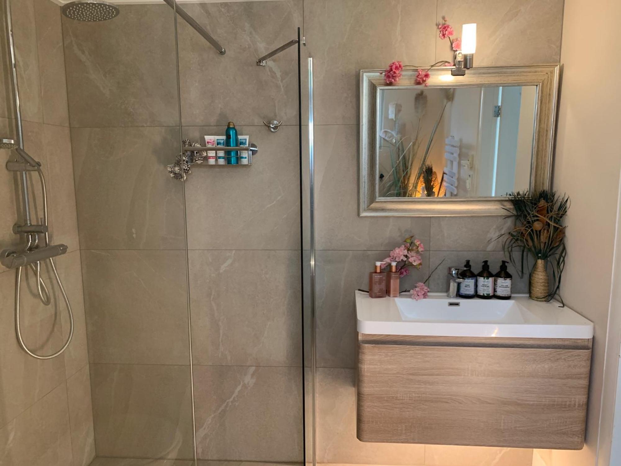 Den Ham Romantisch Wellness Appartement Met Prive Hottub Sauna Gamesroom المظهر الخارجي الصورة