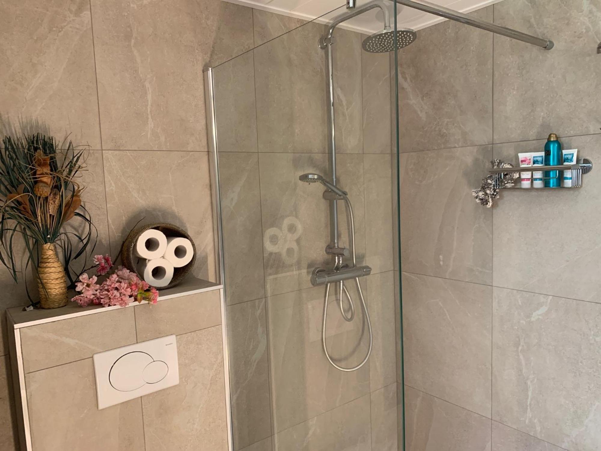 Den Ham Romantisch Wellness Appartement Met Prive Hottub Sauna Gamesroom المظهر الخارجي الصورة